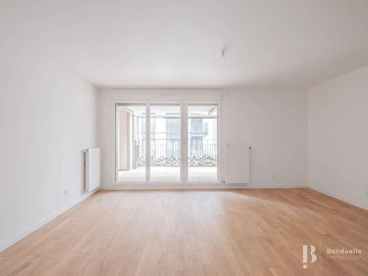 Apartment / Etagenwohnung in Courbevoie, Hauts-de-Seine