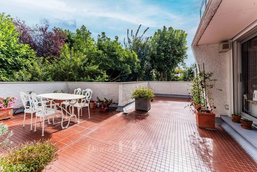 Apartment / Etagenwohnung in Saint-Cloud, Hauts-de-Seine