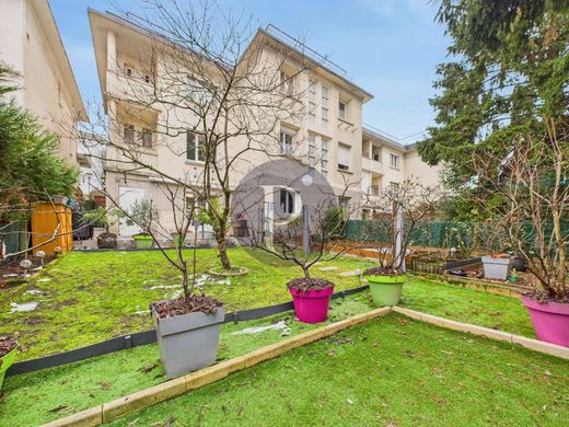 Apartment / Etagenwohnung in Le Plessis-Robinson, Hauts-de-Seine