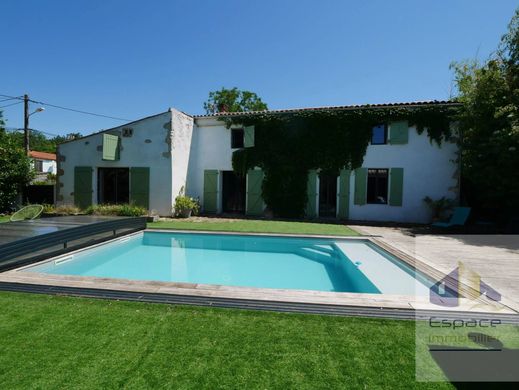 Luxus-Haus in Aigrefeuille-d'Aunis, Charente-Maritime