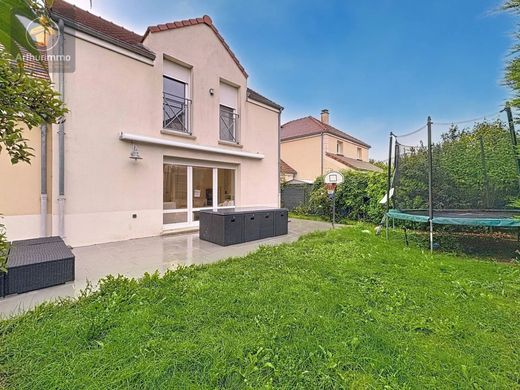 Casa di lusso a Brie-Comte-Robert, Seine-et-Marne