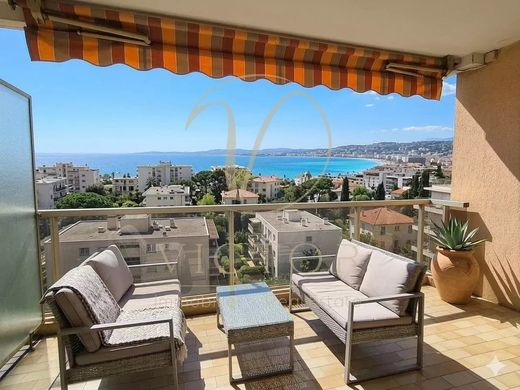 Apartment / Etagenwohnung in Nizza, Alpes-Maritimes
