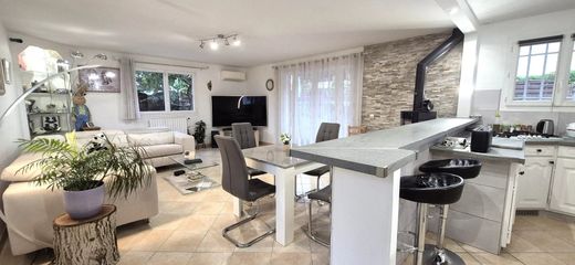 Villa in Saint-Laurent-du-Var, Alpes-Maritimes