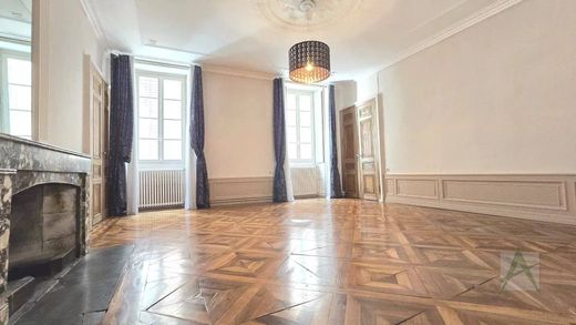 Apartment / Etagenwohnung in Chambéry, Savoy