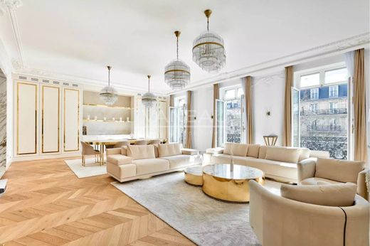 シャンゼリゼ、マドレーヌ、トリアングル・ドール, Parisのアパートメント