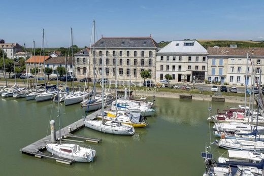 Casa di lusso a Mortagne-sur-Gironde, Charente-Maritime