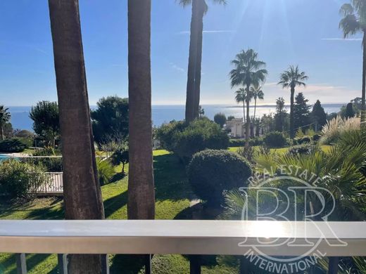 Apartment / Etagenwohnung in Vallauris, Alpes-Maritimes