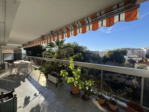Apartment / Etagenwohnung in Juan-les-Pins, Alpes-Maritimes