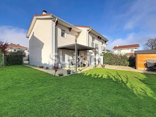 Casa di lusso a Prévessin-Moëns, Ain