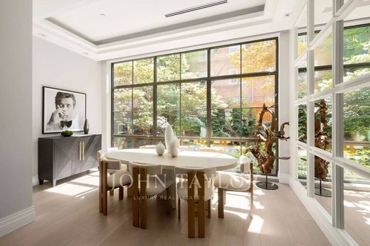 Villa for sale in Manhattan