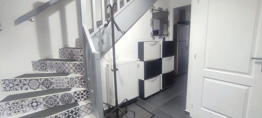 منزل ﻓﻲ Chanteloup-les-Vignes, Yvelines