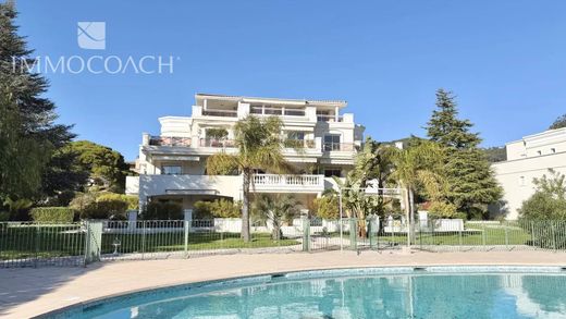 Apartment / Etagenwohnung in Carqueiranne, Var