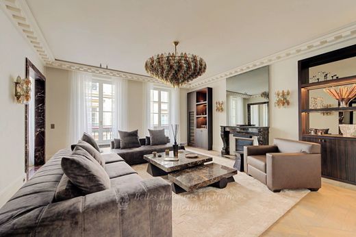 Apartment in Chatelet les Halles, Louvre-Tuileries, Palais Royal, Paris