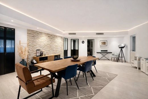 Apartment / Etagenwohnung in Le Cannet, Alpes-Maritimes