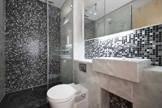Apartment / Etagenwohnung in Suresnes, Hauts-de-Seine