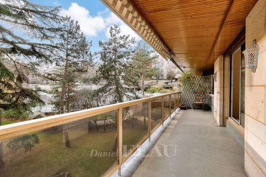 Apartment / Etagenwohnung in Saint-Cloud, Hauts-de-Seine