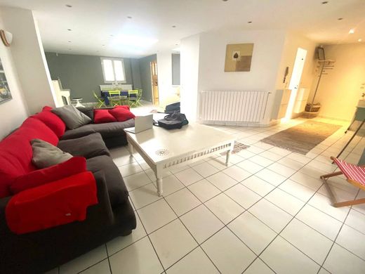 Apartment / Etagenwohnung in Montreuil-sous-Bois, Seine-Saint-Denis