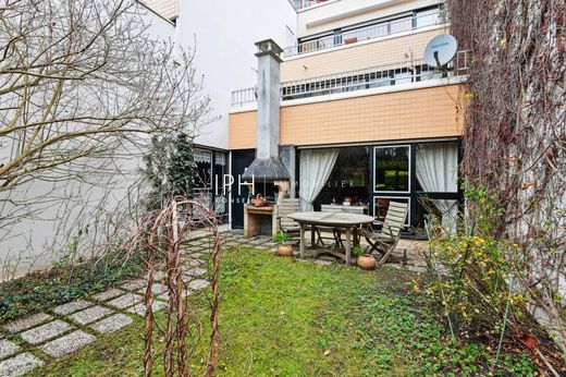 Apartment / Etagenwohnung in Nanterre, Hauts-de-Seine