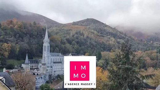 Lourdes, Hautes-Pyrénéesのアパートメント・コンプレックス