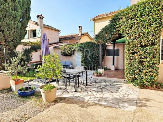 Cannes La Bocca, Alpes-Maritimesの高級住宅