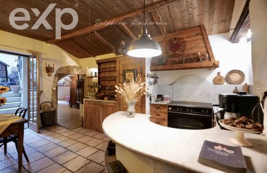 Luxe woning in Menthon-Saint-Bernard, Haute-Savoie