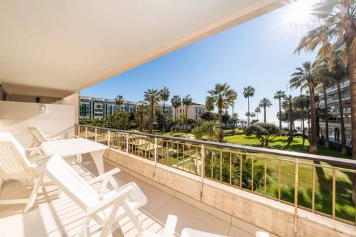 Apartment / Etagenwohnung in Cannes, Alpes-Maritimes
