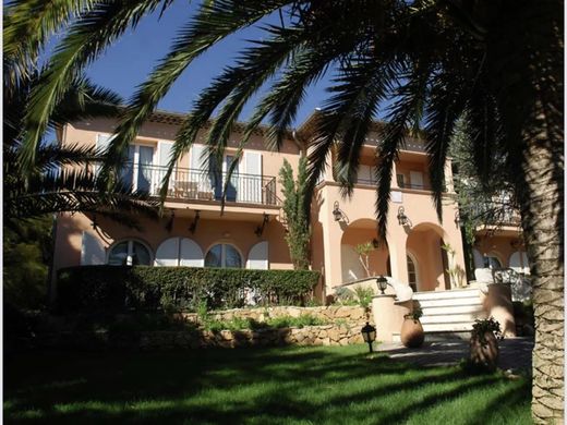 Rural or Farmhouse in Roquebrune-sur-Argens, Var