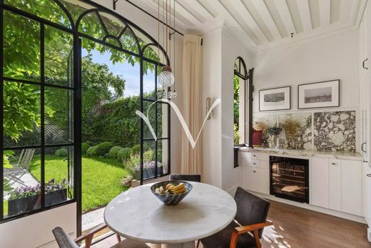 Apartment in Tour Eiffel, Invalides – Ecole Militaire, Saint-Thomas d’Aquin, Paris