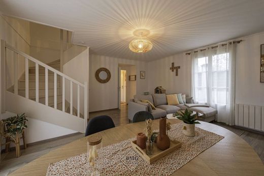 Casa di lusso a Magny-le-Hongre, Seine-et-Marne