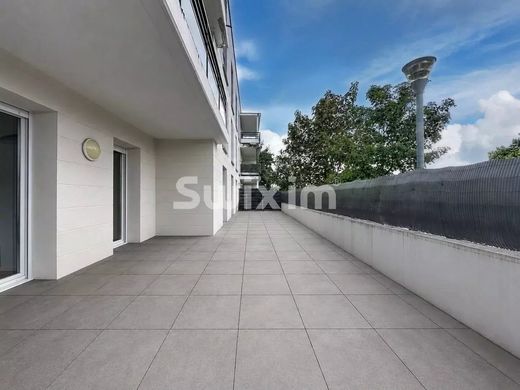 Apartment in Saint-Genis-Pouilly, Ain