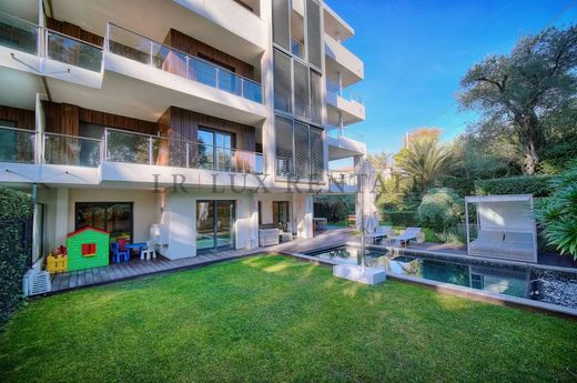 Apartment / Etagenwohnung in Juan-les-Pins, Alpes-Maritimes