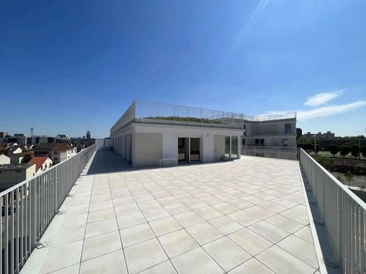 Apartment / Etagenwohnung in Pantin, Seine-Saint-Denis