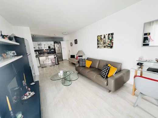 Apartment in Puteaux, Hauts-de-Seine