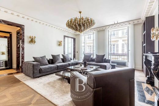 Apartment in Chatelet les Halles, Louvre-Tuileries, Palais Royal, Paris