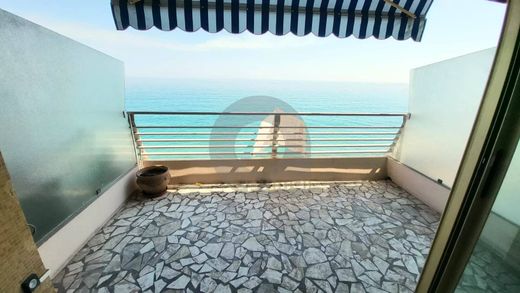 Apartment / Etagenwohnung in Menton, Alpes-Maritimes