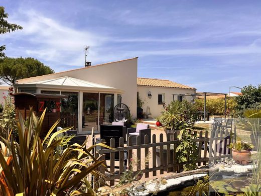 Luxury home in La Jarrie, Charente-Maritime