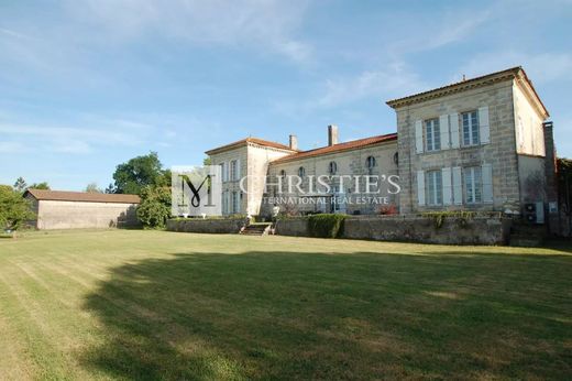 Luxury home in Berson, Gironde