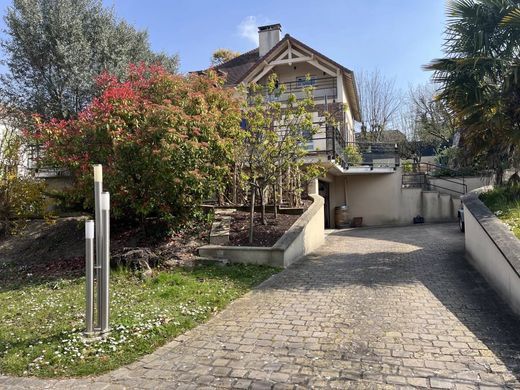 Luxus-Haus in Rueil-Malmaison, Hauts-de-Seine