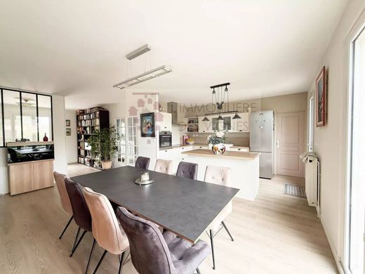 Luksusowy dom w Saint-Médard-d'Eyrans, Gironde