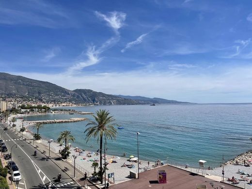 Roquebrune-Cap-Martin, Alpes-Maritimesのアパートメント