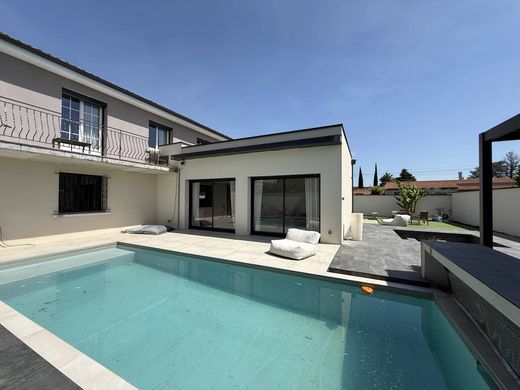 Luxus-Haus in Montélimar, Drôme