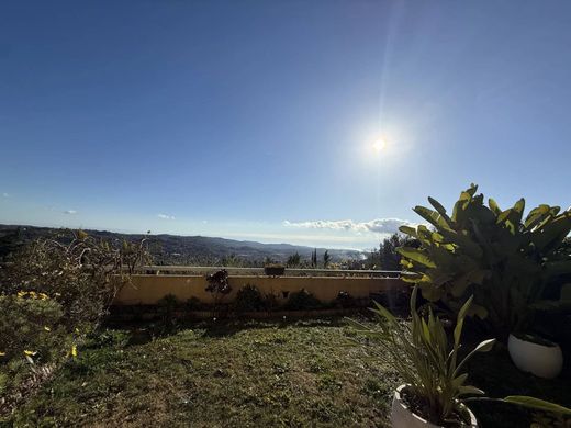 Apartment / Etagenwohnung in Grasse, Alpes-Maritimes