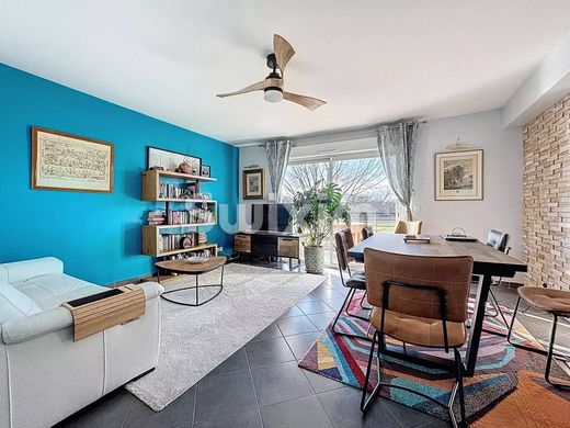 Apartment / Etagenwohnung in Prévessin-Moëns, Ain