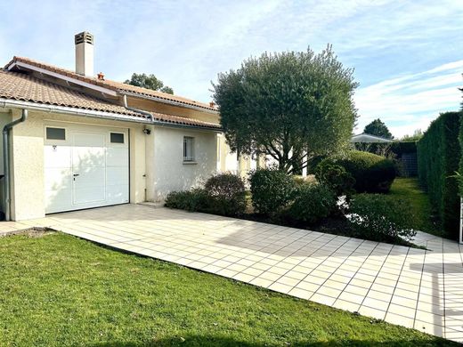 Luxury home in Le Haillan, Gironde