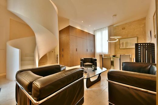 Apartment / Etagenwohnung in Uzès, Gard