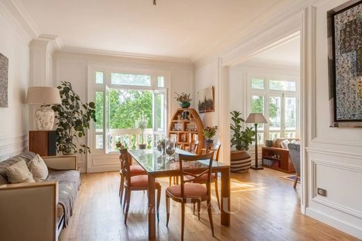 Apartment / Etagenwohnung in Tour Eiffel, Invalides – Ecole Militaire, Saint-Thomas d’Aquin, Paris