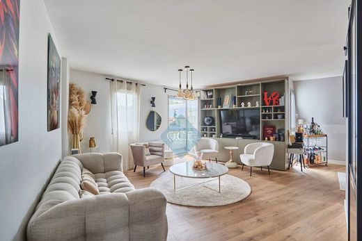 Apartment / Etagenwohnung in Suresnes, Hauts-de-Seine