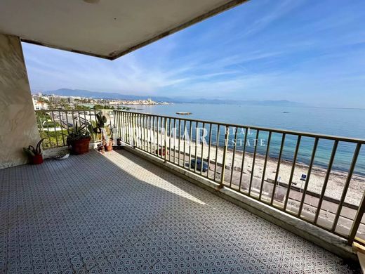 Apartment / Etagenwohnung in Antibes, Alpes-Maritimes