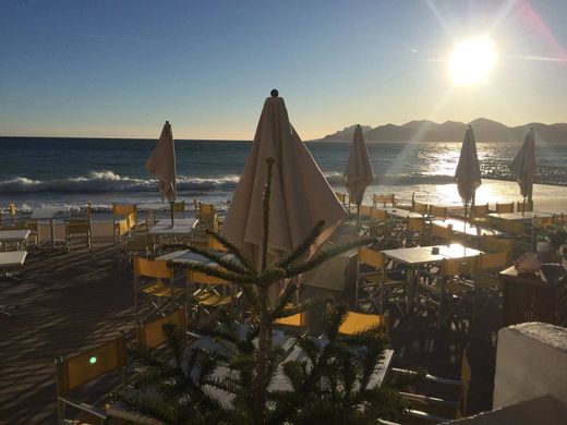 Apartment / Etagenwohnung in Cannes, Alpes-Maritimes