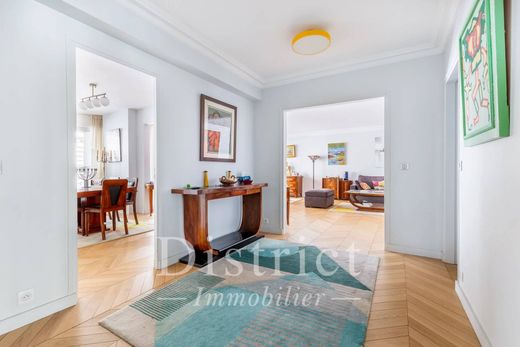 Apartment in Tour Eiffel, Invalides – Ecole Militaire, Saint-Thomas d’Aquin, Paris
